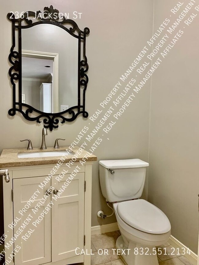 Building Photo - Middle Stunner