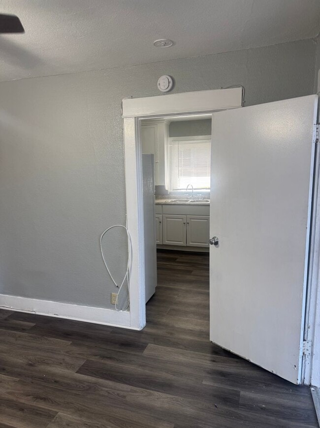 Building Photo - 142 W Valencia Dr