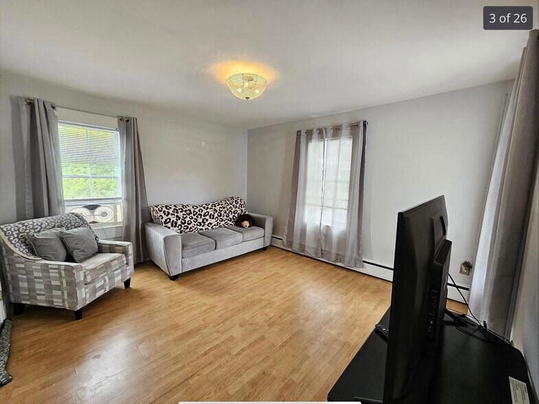 Building Photo - 377 Nashua St