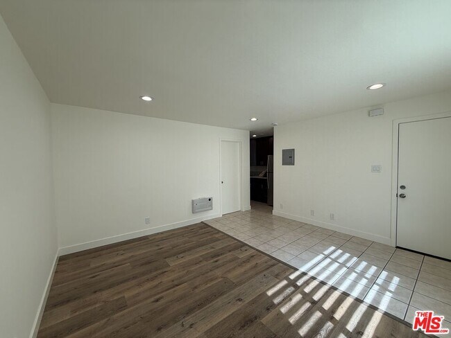 Building Photo - 2400 Vanderbilt Ln