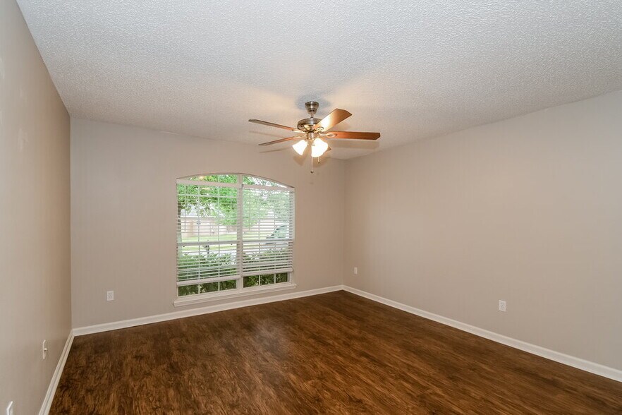 Building Photo - 1864 Creekview Dr