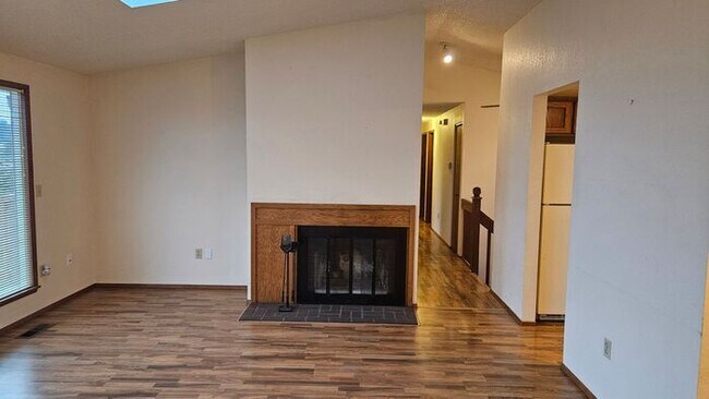 Building Photo - N Tacoma 3bdr 2.5 bath home w/ VIEW of Mt Rainer