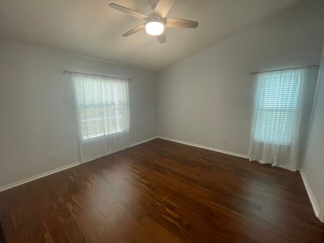 Building Photo - 5708 Greenwood Cir