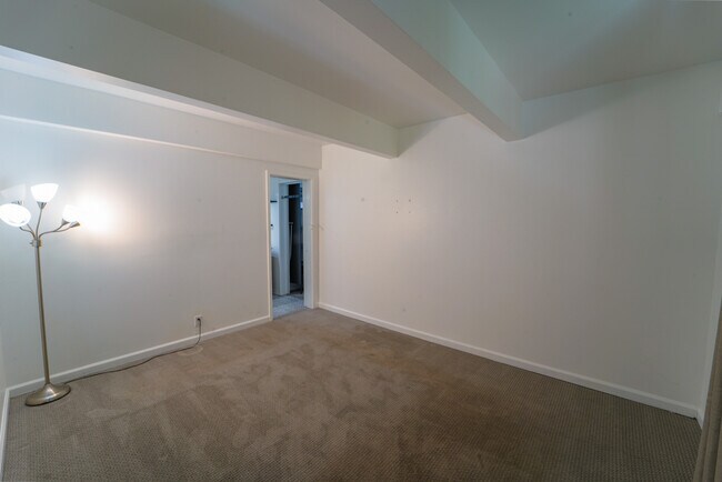 Building Photo - 320 Vía Casitas