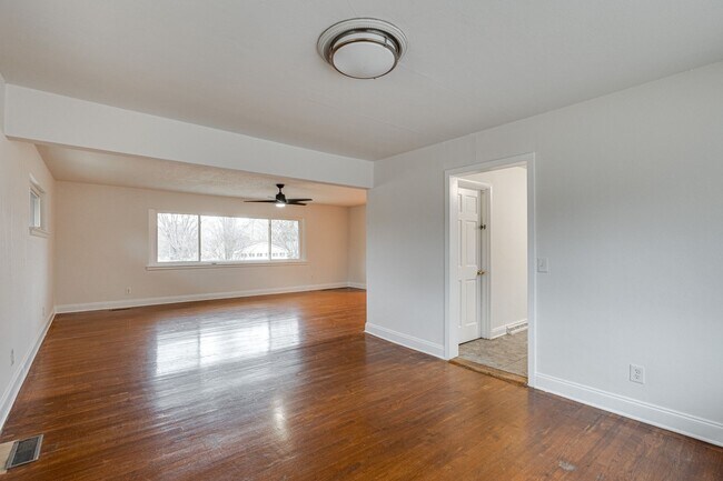 Building Photo - Three Bedroom Two Bathroom House For Rent