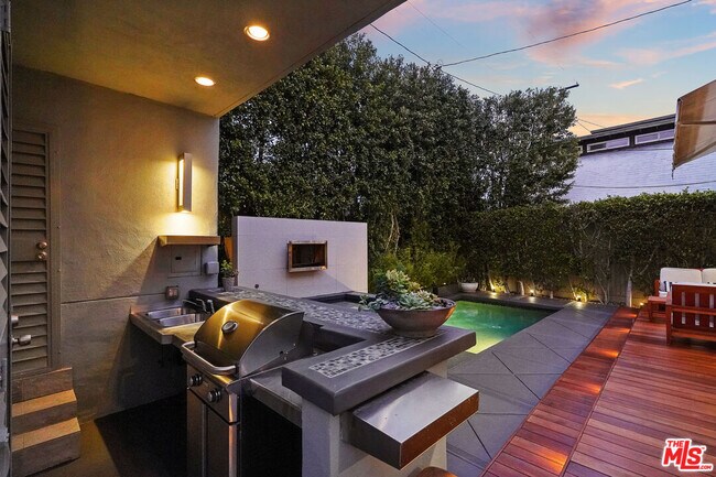 Building Photo - 8735 Dorrington Ave