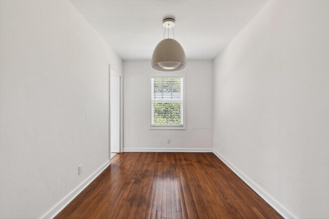 Building Photo - 236 Greymon Dr