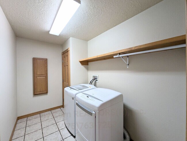 Building Photo - Luxurious Relaxation in Raintree