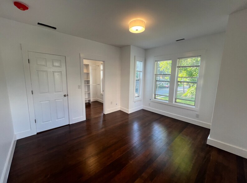 Building Photo - 10 Stark St