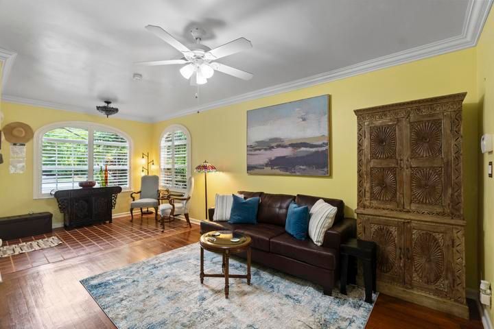 Building Photo - 614 SE 5th Ct