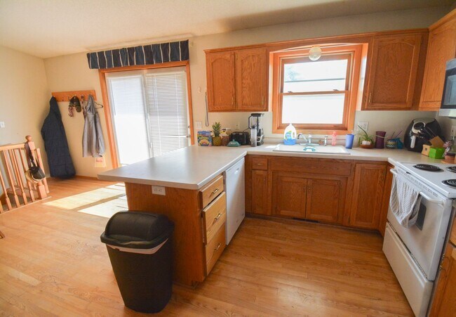 Building Photo - Great location, roomy yard, huge garage!