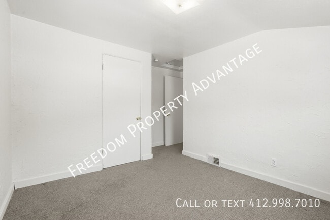 Building Photo - 3396 Columbia Dr