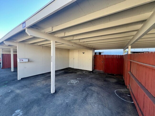 Building Photo - Fully updated Two Bedroom with Washer/Dryer