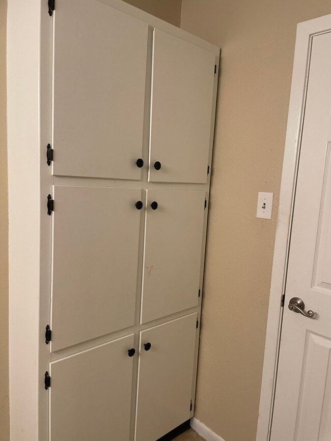 Building Photo - 3/2/2 plus bonus room WOISD