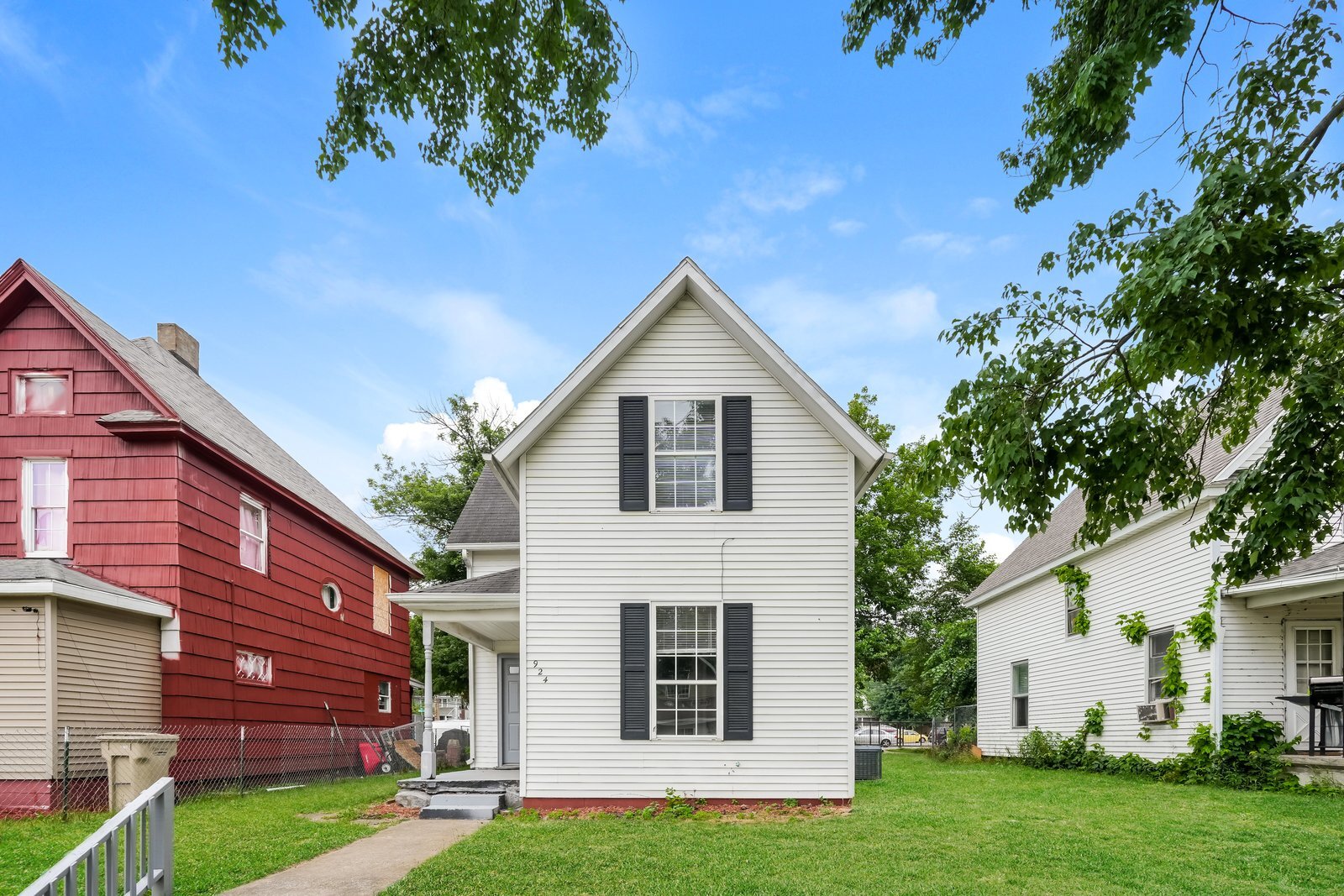 Building Photo - 924 E Dayton St