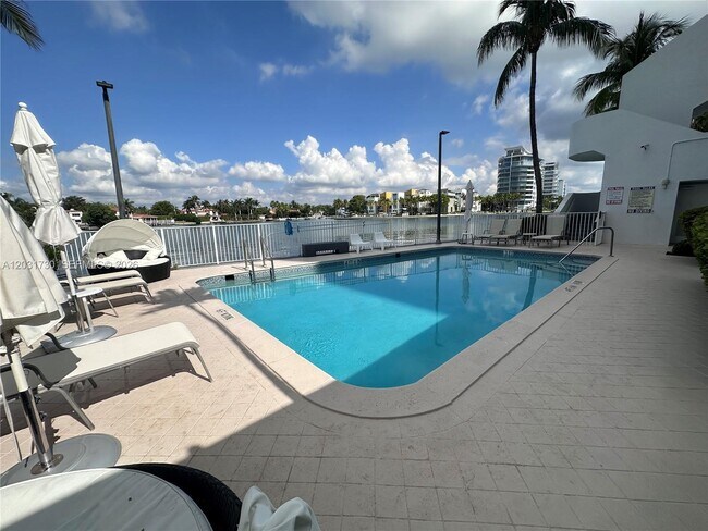 Building Photo - 5880 Collins Ave