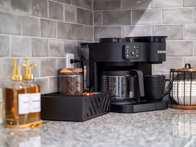 Building Photo - 2010 Chesterland Ave