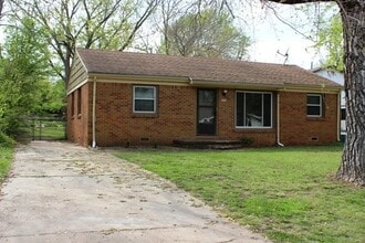 Building Photo - 1251 N Woodlawn Blvd