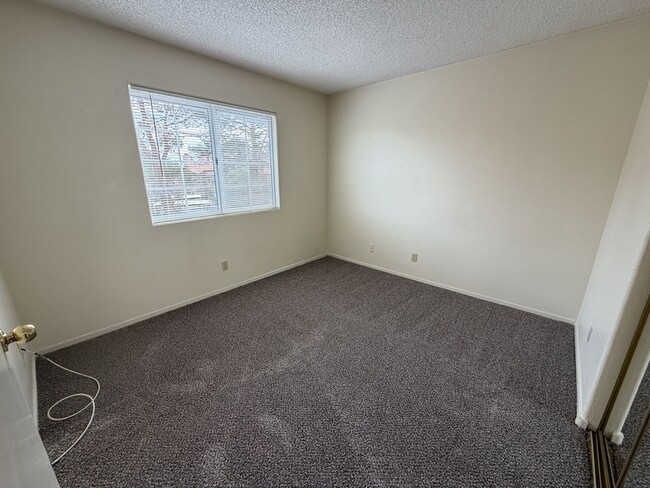 Building Photo - BEAUTIFUL CORNER UNIT CONDO!