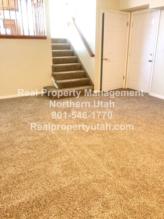 Building Photo - 4 Bedroom 2.5 Bathroom House In Layton Available!