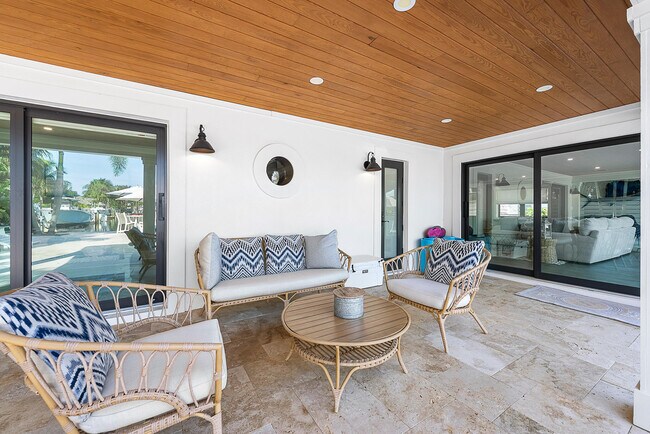 Building Photo - 355 Center St