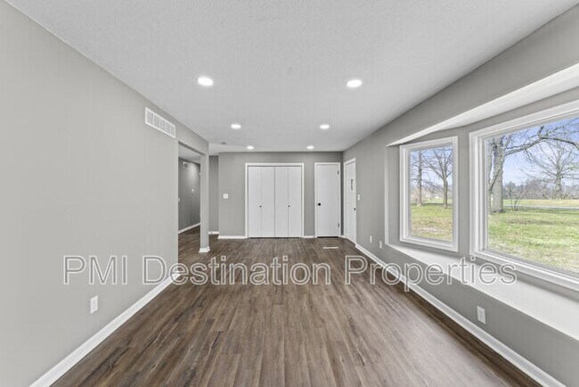 Building Photo - 2081 Willow Ln