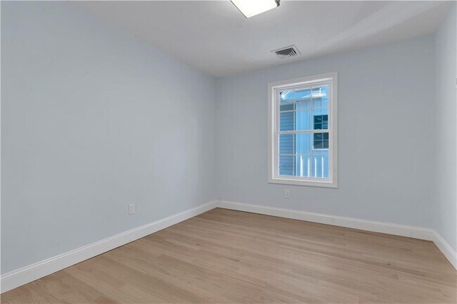 Building Photo - 10 Anthony Ave