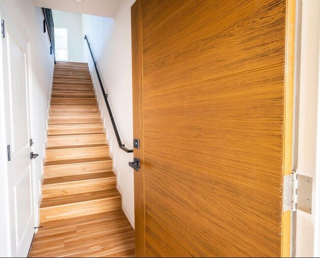 Building Photo - 4BR 3Ba Modern Townhome in Prime NOHO