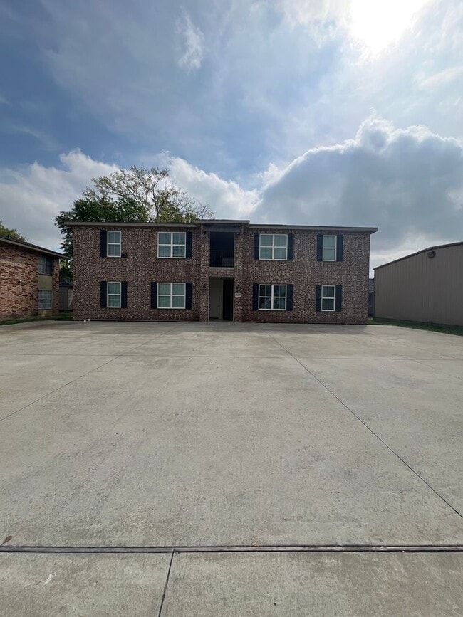 Building Photo - 2 bedroom 1 bath apartment for lease