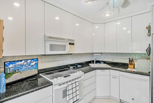 Building Photo - 9285 Vista del Lago