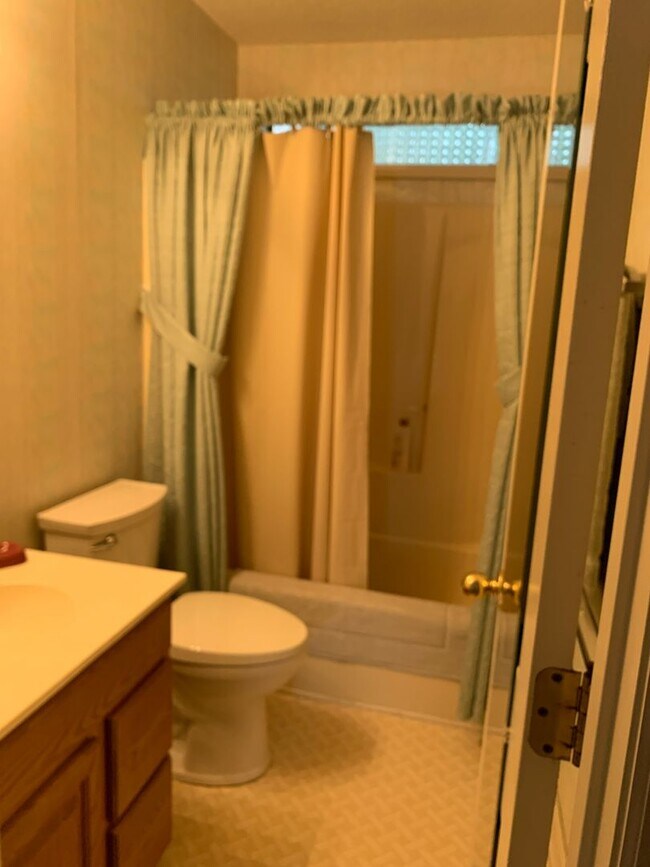 Building Photo - 3-Bedroom, 2-Bath Home in Palmwood Estates