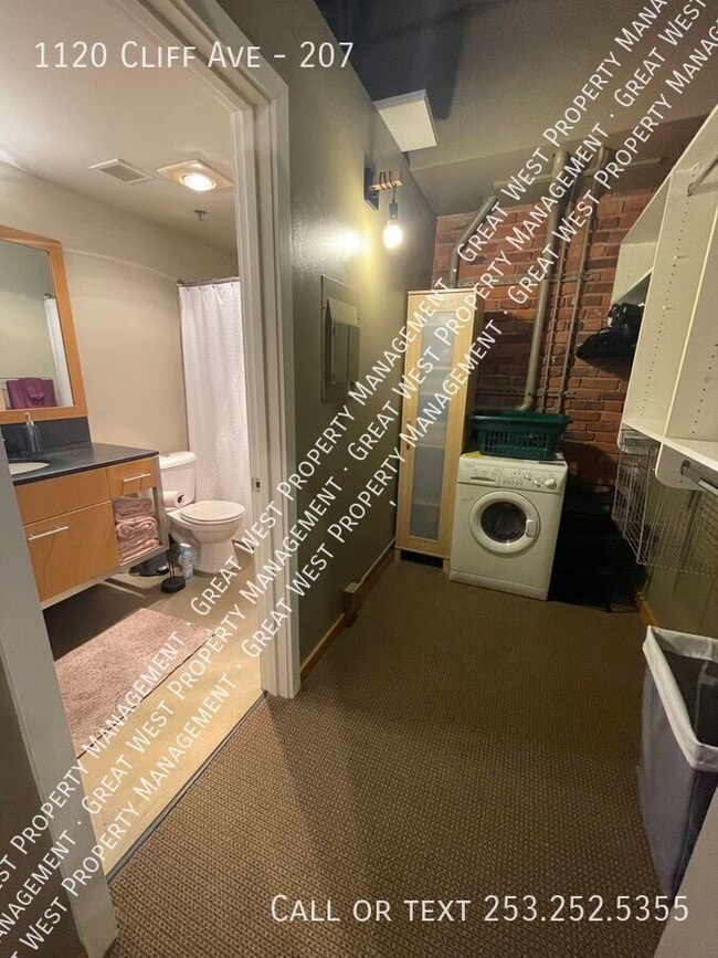 Building Photo - 1120 E Cliff Ave