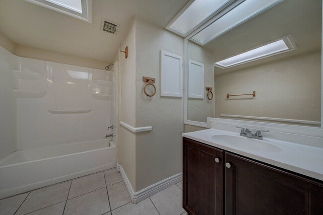 Building Photo - 2133 W Morten Ave