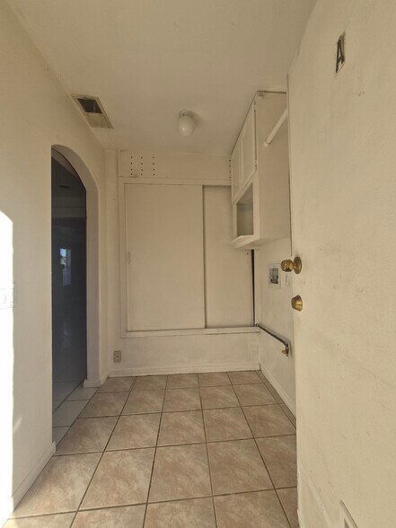 Building Photo - 45565 King St