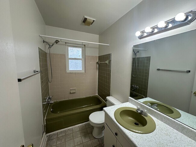 Building Photo - Fabulous Duplex