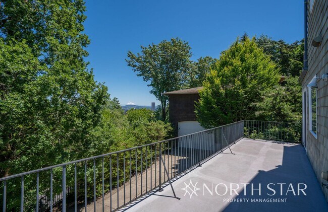 Building Photo - Stunning Views Close in NW Portland