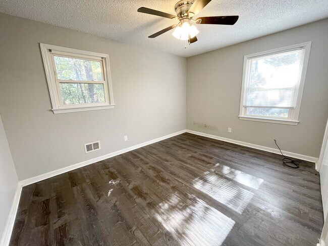 Building Photo - 306 Lloydwood Dr