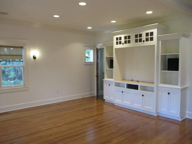 Building Photo - Stunning 4 Bedroom Home in North End Tacoma