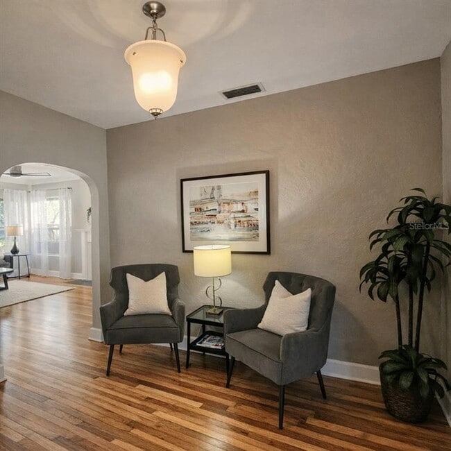 Building Photo - 205 25th Ave NE