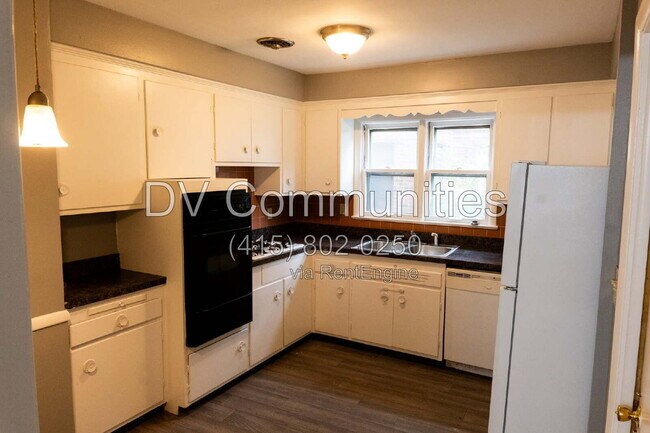 Building Photo - 1504 Sherbrook Rd