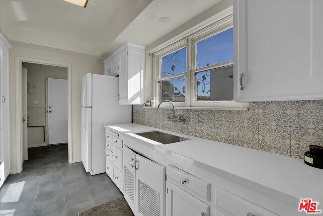 Building Photo - 3800 Roxton Ave