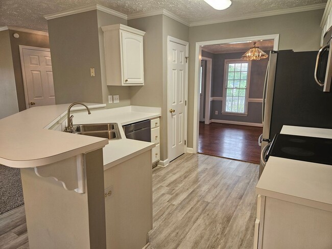 Building Photo - 4 Bedroom, 2.5 Bath Home Located in the Es...