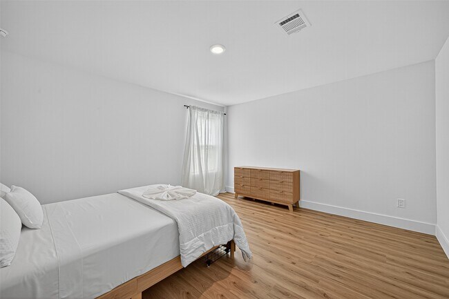 Building Photo - 27615 Village Cir Dr