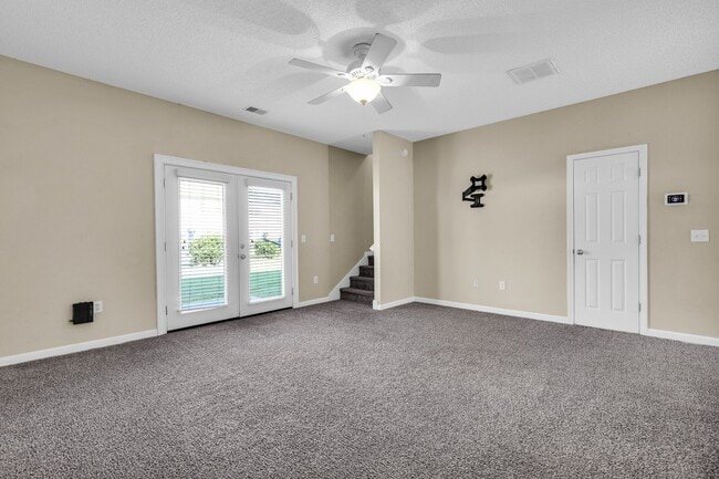 Building Photo - Charming 3-Bed Townhome in Prime Richmond Hill Location!