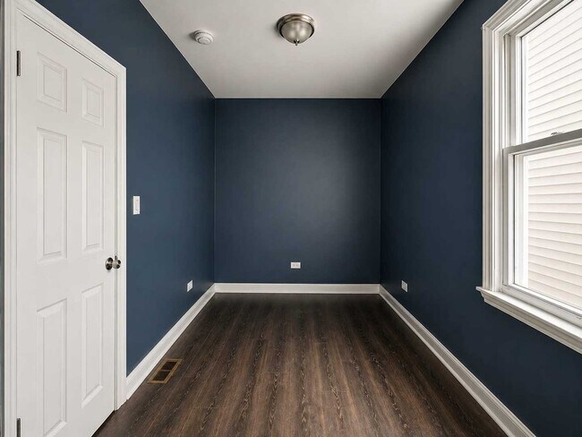 Building Photo - 2114 W 51st St