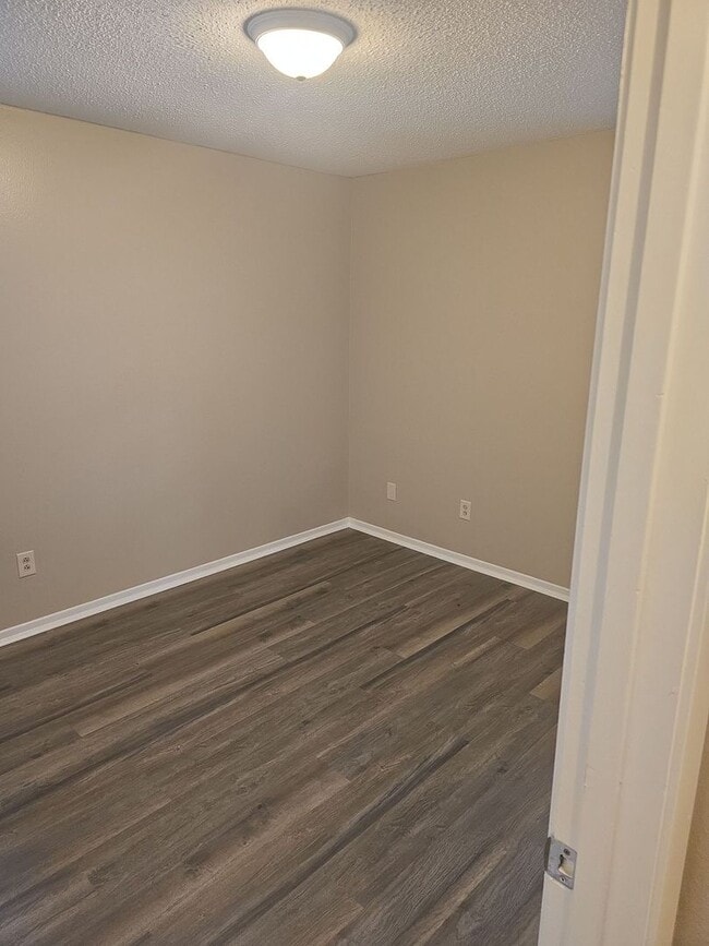 Building Photo - Refurbished - 3 bdrm 1.5 bath