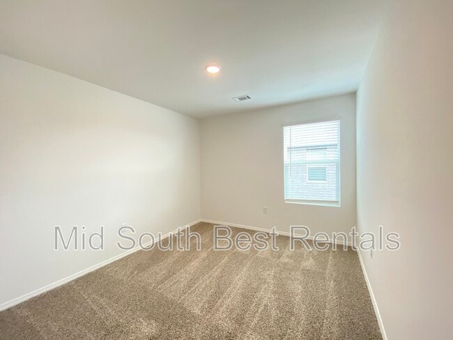 Building Photo - 84 Kelton Ln