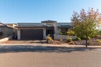 Building Photo - Stunning 4 bedroom, 2,5 bath home in West ...