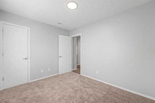 Building Photo - Charming 3-Bed Duplex with Cozy Fireplace on West Thrasher Drive, Fayetteville!