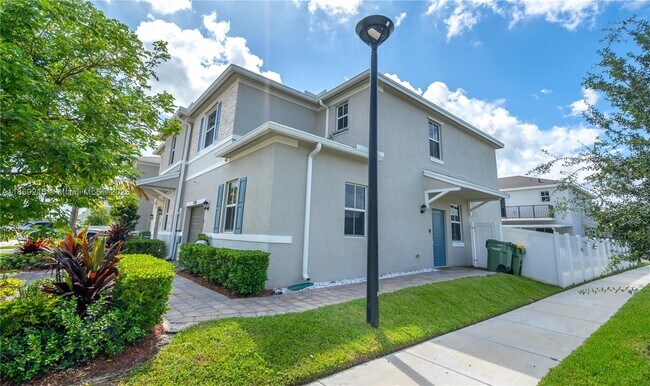 Building Photo - 750 SE 16th Ct
